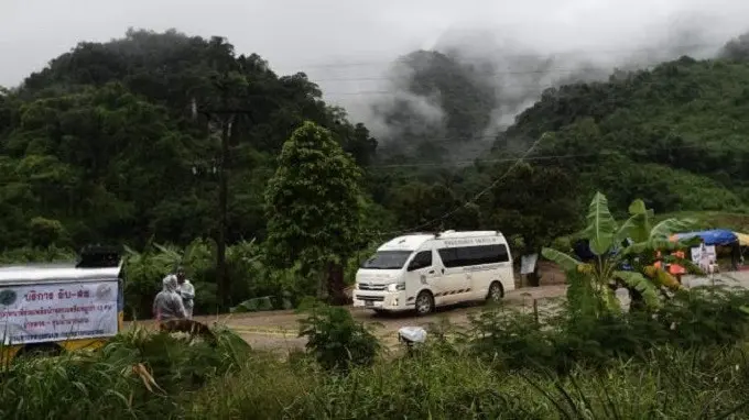 Sebuah ambulans meninggalkan area gua Tham Luang karena operasi penyelamatan berlanjut bagi mereka yang masih terperangkap di sana, di Taman Hutan Non Khun Nam Nang, distrik Mae Sai, provinsi Chiang Rai pada 10 Juli 2018. (Ye Aung Thu/AFP)