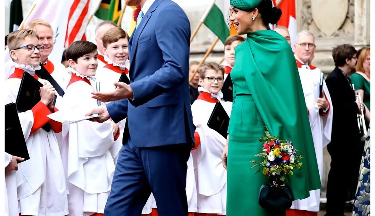 Meghan Markle juga berdampingan dengan sang suami, saat masih bertugas. Meghan Markle tampil elegan dalam balutan dress hijau dengan cape dan topi yang serasi. [Foto: Instagram/sussexroyal]