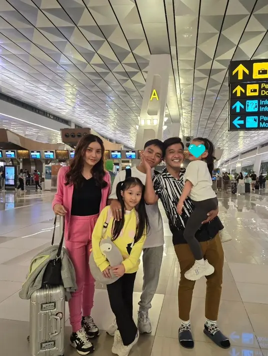 Pasalnya, netizen berharap agar rumah tangga Ruben dan Sarwendah tetap bersatu. Seperti momen pasangan artis ini mengantar Betrand Peto berangkat ke Korea Selatan. (Liputan6.com/IG/@rubenonsi)
