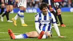 Pemain Real Sociedad David Silva duduk di lapangan saat pertandingan sepak bola Liga Spanyol antara Real Sociedad dan CA Osasuna di Stadion Anoeta, San Sebastian, 31 Desember 2022. Mantan playmaker Manchester City dan Spanyol David Silva mengumumkan pengunduran dirinya pada 27 Juli 2023 setelah mengalami cedera lutut serius pada pekan lalu. (ANDER GILLENEA/AFP)