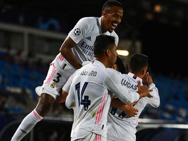 Para pemain Real Madrid merayakan gol kedua ke gawang Liverpool yang dicetak gelandang Marco Asensio dalam laga leg pertama babak perempatfinal Liga Champions 2020/2021 di Alfredo di Stefano Stadium, Selasa (6/4/2021). Real Madrid menang 3-1 atas Liverpool. (AFP/Gabriel Bouys)