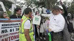 Wali Kota Bogor Bima Arya Sugiarto mensosialisasikan pengurangan penggunaan kantong plastik di Sempur, Bogor, Jawa Barat, Minggu (25/11). Bima Arya mengeluarkan Peraturan Wali Kota Nomor 61 Tahun 2018. (Merdeka.com/Arie Basuki)