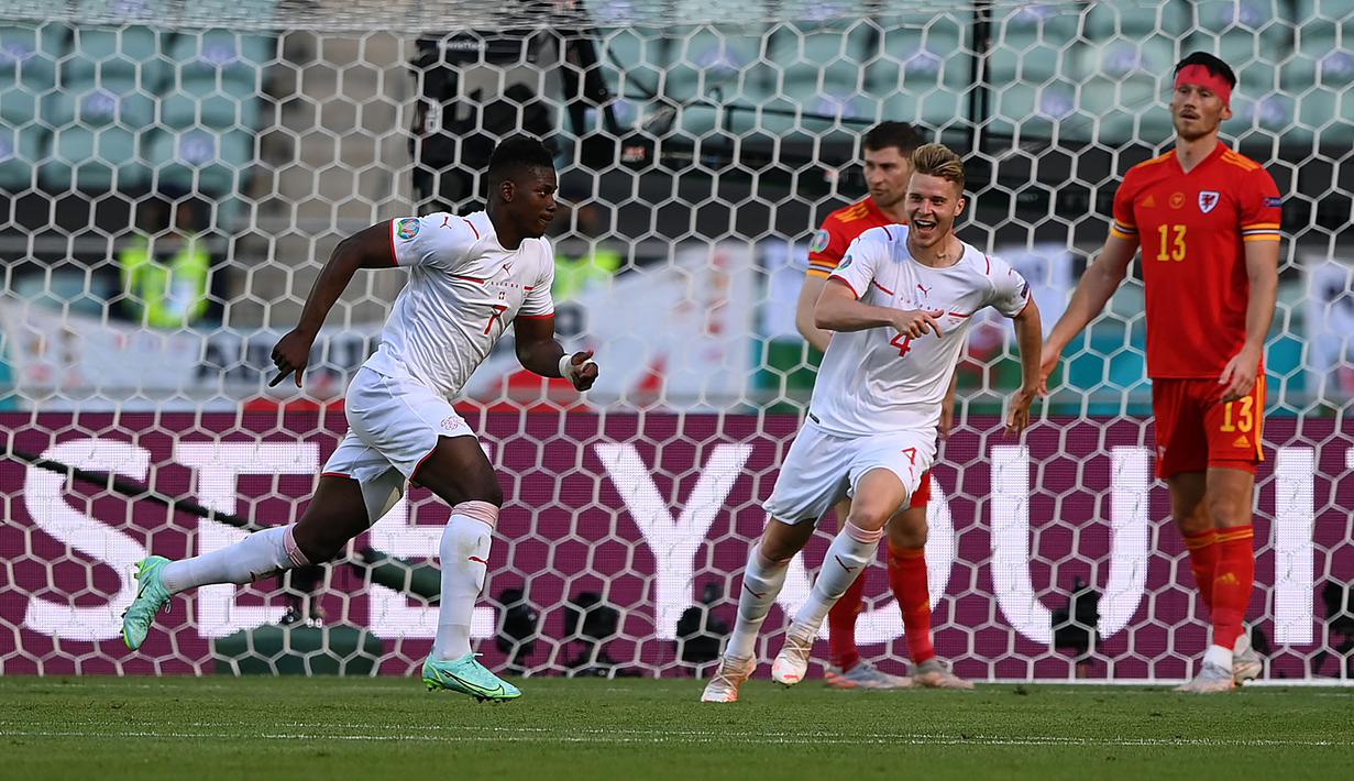 Breel Embolo yang kini membela AS Monaco tercatat telah mengoleksi 13 caps di ajang Euro dalam 3 edisi, 2016, 2020 dan yang terbaru edisi 2024 dengan torehan dua gol. Gol pertamanya menjadikannya sebagai pemain termuda ketiga Timnas Swiss yang mencetak gol di ajang Euro. Momen itu terjadi saat bermain imbang 1-1 dengan Wales pada matchday pertama Grup A Euro 2020 (12/6/2021) di mana saat itu usianya menginjak 24 tahun, 3 bulan dan 26 hari. (AFP/Pool/Ozan Kose)