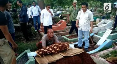 Seorang balita tewas setelah dilempar dari ketinggian 3 meter oleh seorang wanita yang diduga mengalami gangguan jiwa.