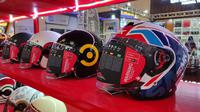 Helm SMK diproduksi di India dan menawarkan beragam model. (Septian/Liputan6.com)