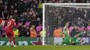 Kiper Paris Saint-Germain, Gianluigi Donnarumma menepis tendangan penalti pemain Liverpool, Curtis Jones dalam laga leg kedua Liga Inggris 2024/2025 di Anfield, Inggris, Rabu (12/03/2025) WIB.