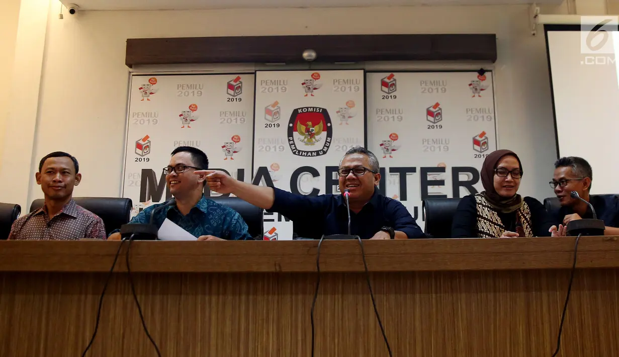 Ketua KPU Arief Budiman (ketiga kanan) bersama Komisioner KPU Wahyu Setiawan, Evi, Viryan, Pramono, dan Ilham Saputra (dari kanan) saat memberi keterangan, Jakarta, Minggu (14/1). KPU melakukan gerakan Mencoklit 20 Januari 2018. (Liputan6.com/Johantallo)