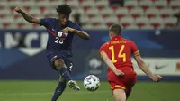 Striker Prancis, Kingsley Coman (kiri) melepaskan tendangan yang coba diblok bek Wales, Connor Roberts dalam laga uji coba menjelang berlangsungnya Euro 2020 di Allianz Riviera Stadium, Nice, Rabu (2/6/2021). Prancis menang 3-0 atas Wales. (AP/Daniel Cole)