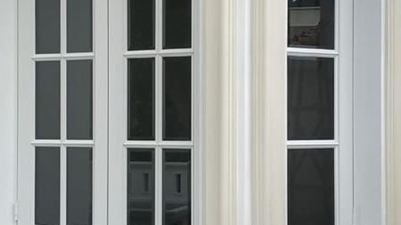 2. Jendela Klasik Eropa Panel Minimalis<br>