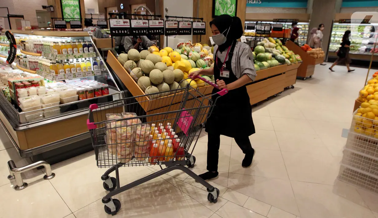 Karyawan mendorong troli di sela-sela pembukaan AEON Mall Tanjung Barat di Jakarta, Kamis (18/11/2021). AEON Mall yang beroprasi di Jakarta Selatan diharapkan dapat memberikan pengalaman berbelanja yang berbeda dengan ragam tenant termasuk berbagai specialty store. (Liputan6.com/Fery Pradolo)