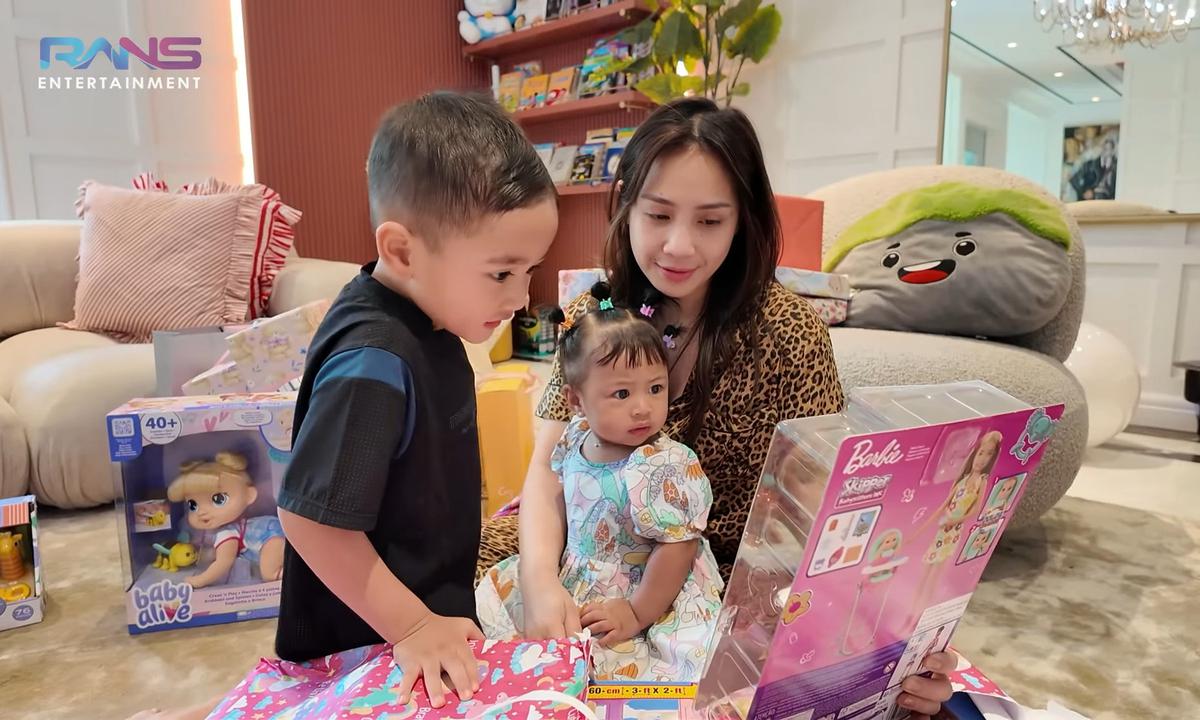 Unboxing Kado Baby Lily, Nagita Slavina Girang Banget Dapat Hadiah Ini - Nostalgia Masa Kecil