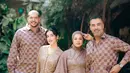 Bukan Tasya Farasya kalau tidak glamor di hari Lebaran. Ia dengan kakak dan ibunya kompak kenakan baju shimmer yang dipadukan dengan lace berwarna cokelat. [@tasyafarasya]