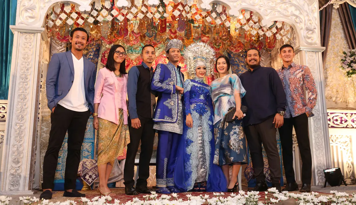 Pernikahan Fedi Nuril dan Vanny Widyasasti turut mengundang bahagia bagi para keluarga dan sahabat terdekat. Fedi Nuril dan Vanny Widyasasti pertama kali bertemu pada tahun 2011 namun baru bertemu kembali pada Desember 2013. (Nurwahyunan/Bintang.com)