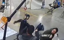 Mirip Terminator, Robot ini Tiba-tiba Ngamuk sampai Pukul Orang Membabi Buta