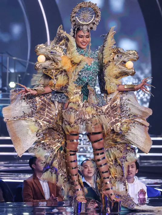 Miss Filipina Beatrice Gomez tampil pada presentasi kostum nasional kontes kecantikan Miss Universe ke-70 di Eilat, Israel, 10 Desember 2021. Para kontestan dari berbagai negara dengan apik mengeksekusi kostum nasionalnya dan berlomba-lomba menjadi yang terbaik. (Menahem KAHANA/AFP)