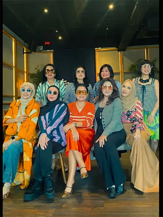 "Beda pilihan, Beda partai, Beda agama, Ah baee weh atuh , itu mah hak setiap masing2 individu, ulah riweuh. Nu penting tetap bersatu kita teguh dalam balutan " arisan " 💪🏻😁 •#arisankepompong,"tulis Melly Goeslaw. [Instagram/melly_goeslaw]