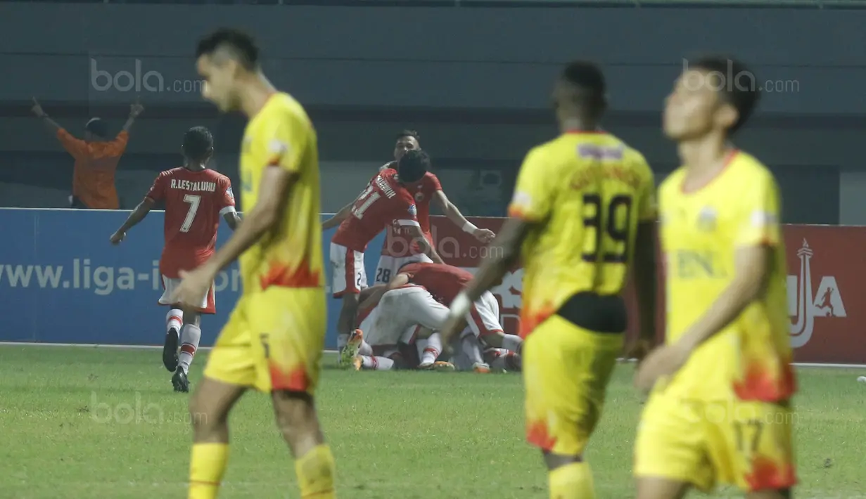 Para pemain Persija merayakan gol yang dicetak Bruno Lopes ke gawang Bhayangkara FC pada laga Liga 1 di Stadion Patriot Bekasi, Jawa Barat, Sabtu (29/7/2017). Persija menang 1-0 atas Bhayangkara FC. (Bola.com/M Iqbal Ichsan)