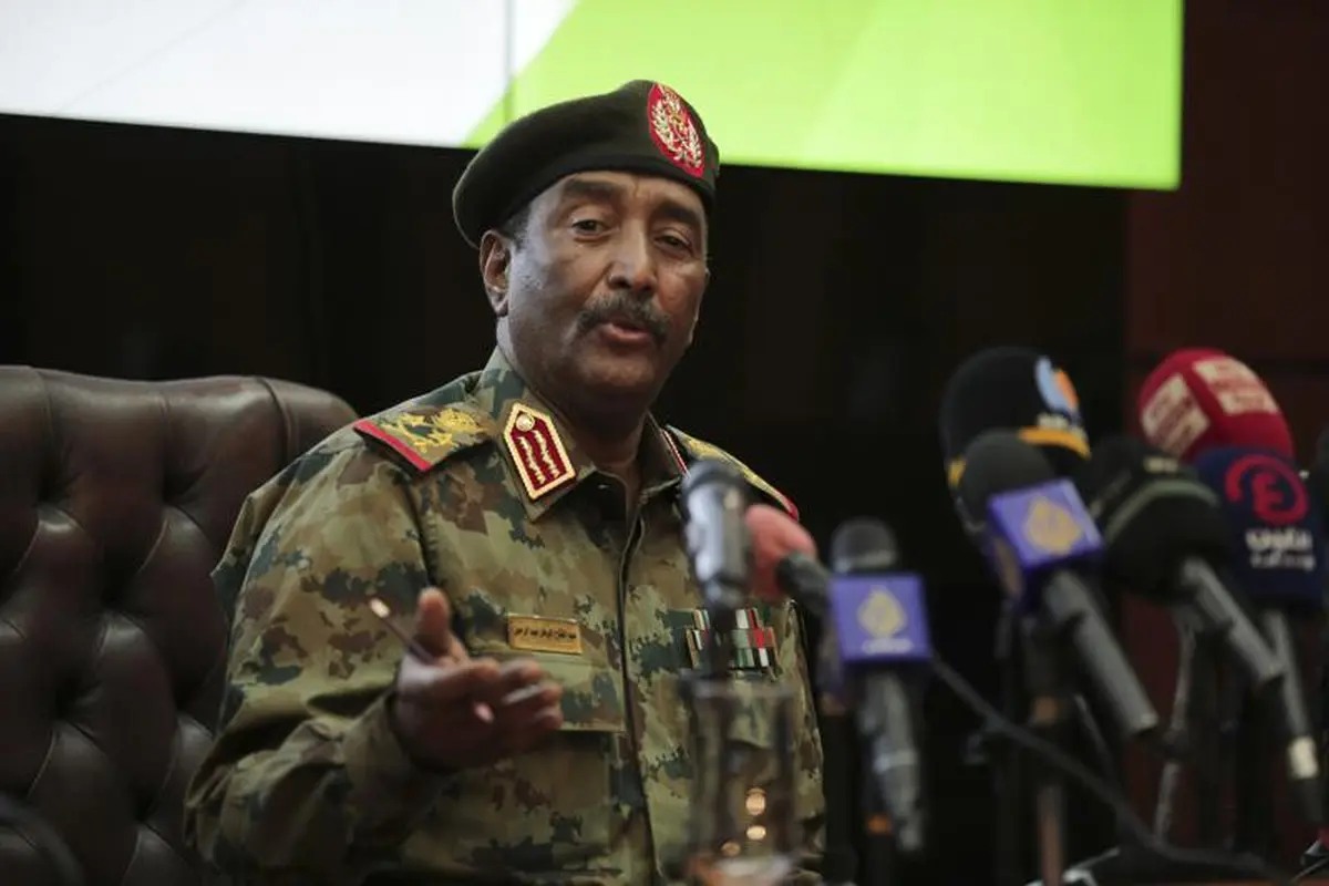Panglima militer Sudan, Jenderal Abdel-Fattah Burhan, berbicara dalam konferensi pers di Komando Umum Angkatan Bersenjata di Khartoum, Sudan, Selasa, 26 Oktober 2021 (AP Photo)