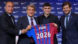 Sang gelandang meneken kontrak baru berdurasi lima tahun dan akan membela Barcelona hingga tahun 2026. Sebelumnya, kontrak pemain 18 tahun akan habis pada Juni 2022 mendatang. (AFP/Lluis Gene)