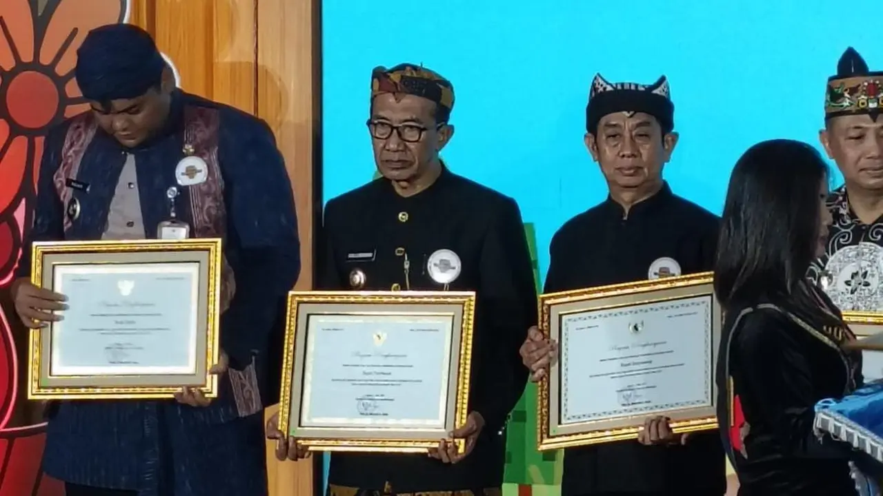 Kepala Dinas Pendidikan Banyuwangi Surartno (Tengah) menerima penghargaan dari Kementerian Pendidikan Menengah (Istimewa)