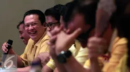 Tim sukses Ade Kamomarudin, Bambang Soesatyo (kedua kiri) memberikan keterangan pers  untuk memenangkan  bursa pemilihan calon ketua umum DPP Golkar di Yogyakarta (11/3/2016). Rencana  Munaslub akan di gelar pada tahun 2016. (Liputan6.com/Boy Harjanto)