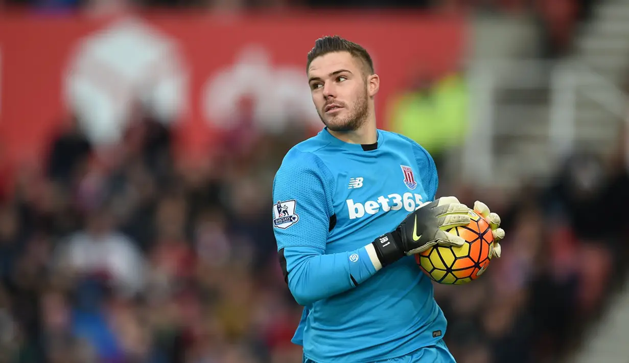 Jack Butland, kiper Inggris berusia 23 tahun ini menjadi pilihan utama Stoke City. Kemampuan Butland dianggap mulai sejajar dengan kiper utama Inggris, Joe Hart. (AFP/Paul Ellis)
