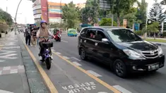 Warga mengendarai sepeda listrik saat berkeliling di jalur sepeda kawasan Kebun Raya Bogor, Kota Bogor, Jawa Barat, Minggu (25/9/2022). Pemerintah Kota (Pemkot) Bogor akan mulai membiasakan warganya untuk menggunakan transportasi dengan tenaga listrik. (Liputan6.com/Magang/Aida Nuralifa)