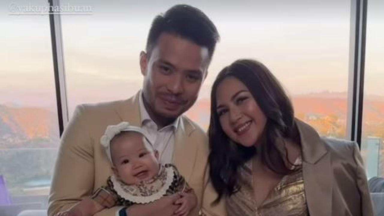 Artis cantik Jessica Mila dan suaminya, Yakup Hasibuan, tampil serasi saat menghadiri pernikahan Clarissa dan Anthony di California, Amerika Serikat.<br><br>