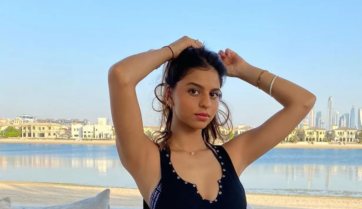 Seperti potret ini, Suhana tampil menawan dibalut tank top hitam dan celana jeans.