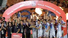 Para pemain Port FC mengangkat Piala Presiden 2025 usai berhasil mengalahkan Oxford United 2-1 di partai final yang berlangsung di Stadion Si Jalak Harupat, Kabupaten Bandung, pada Minggu (13/7/2025) malam WIB. (Bola.com/Bagaskara Lazuardi)