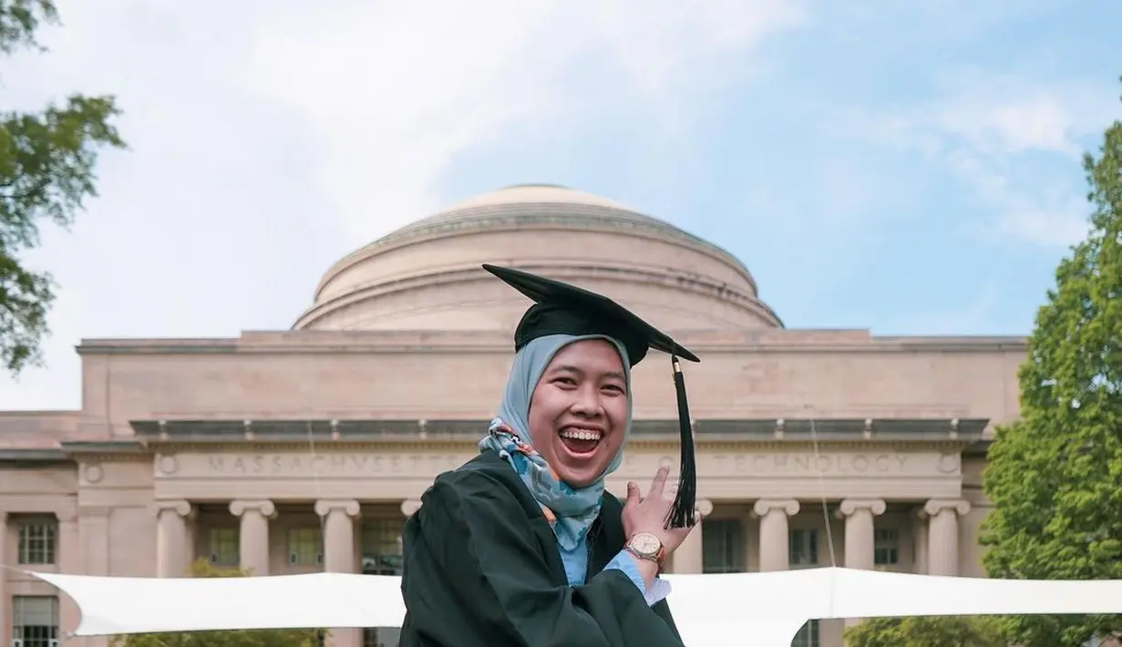<p>Vita meraih gelar sarjananya dari University of Maryland, College Park, Amerika Serikat pada 2017. Vita sempat belajar mendalami dunia aerospace dan rantai pasokan global. Ia kemudian melanjutkan studi S-2 di MIT. (Foto: Instagram/ @arsvitaa).</p>