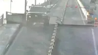 Nyaris Celaka, Mobil Ini Lompati Jembatan yang Membuka 