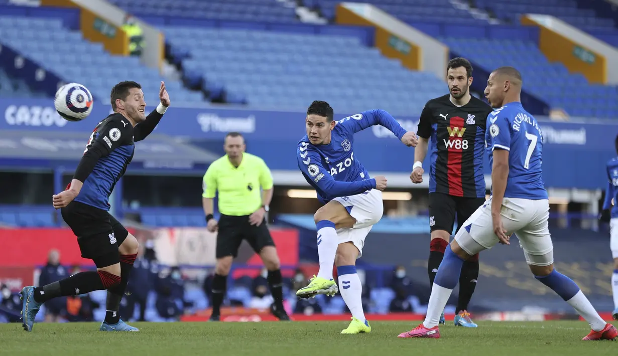 Gelandang Everton, James Rodriguez (tengah) melepaskan tendangan ke gawang Crystal Palace dalam laga lanjutan Liga Inggris 2020/2021 pekan ke-30 di Goodison Park, Liverpool, Senin (5/4/2021).Everton bermain imbang 1-1 dengan Crystal Palace. (AP/Clive Brunskill/Pool)