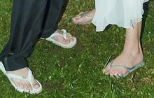 Mau Tampil Formal Tapi Modern? Coba Kenakan 7 Model Sandal Jepit Desain Minimalis Ini!