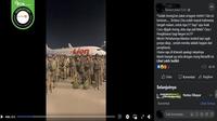 Gambar Tangkapan Layar Video yang Diklaim Tentara China masuk ke Indonesia Menggunakan Maskapai Penerbangan Lion Air (sumber: Facebook).
