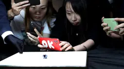 Awak media memotret sebuah berlian hitam berbobot 88 karat di Shanghai, China pada 26 Oktober 2020. Dengan nilai diperkirakan mencapai 37 juta dolar AS, berlian dari Paris tersebut akan dipamerkan dalam China International Import Expo (CIIE) ketiga mendatang di Shanghai. (Xinhua/Fang Zhe)
