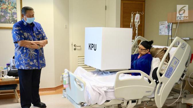 Presiden ke-6 RI Susilo Bambang Yudhoyono atau SBY (kiri) menemani sang istri Ani Yudhoyono melakukan pencoblosan Pemilu 2019 saat tengah menjalani pengobatan di National University Hospital, Singapura. Ani Yudhoyono mengalami sakit kanker darah kurang lebih selama empat bulan. (Liputan6.com/HO)