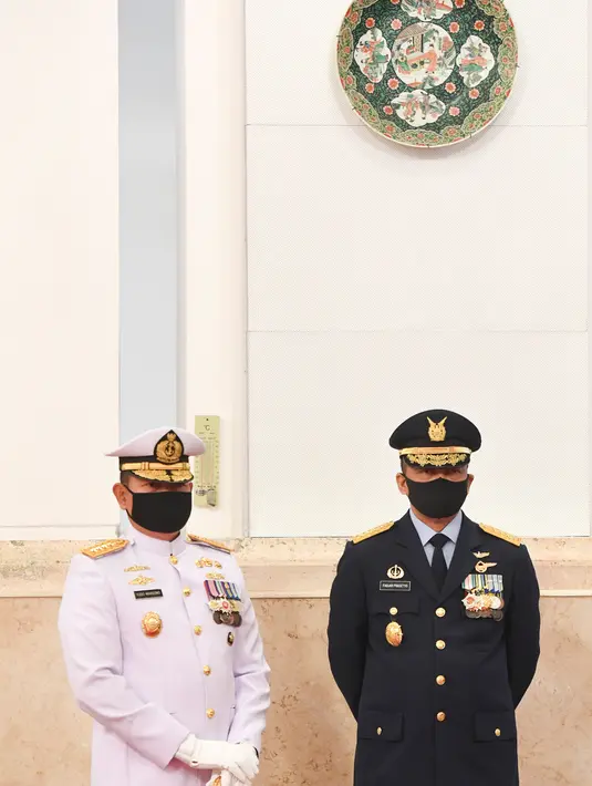 Laksamana TNI Yudo Margono (kiri) dan Marsekal TNI Fadjar Prasetyo (kanan) bersiap mengikuti upacara pelantikan Kepala Staf Angkatan Laut (KSAL) dan Kepala Staf Angkatan Udara (KSAU) di Istana Negara, Jakarta, Rabu (20/5/2020). (ANTARA FOTO/Hafidz Mubarak A/POOL)