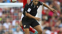 Gelandang Arsenal, Mohamed Elneny, berebut bola dengan striker Sevilla, Wissam Ben Yedder pada laga turnamen Piala Emirates yang berlangsung di Stadion Emirates, Minggu (30/7/2017). Arsenal takluk 1-2 dari Sevilla. (AP/John Walton)