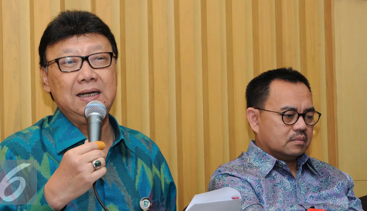 Mendagri Tjahjo Kumolo (kiri) memberikan keterangan pers di Jakarta, Senin (15/2). Rapat membahas soal tindak lanjut dan pengawasan atas pengelolaan pertambangan mineral dan batubara serta sektor energi tahun 2016. (Liputan6.com/Helmi Afandi)    