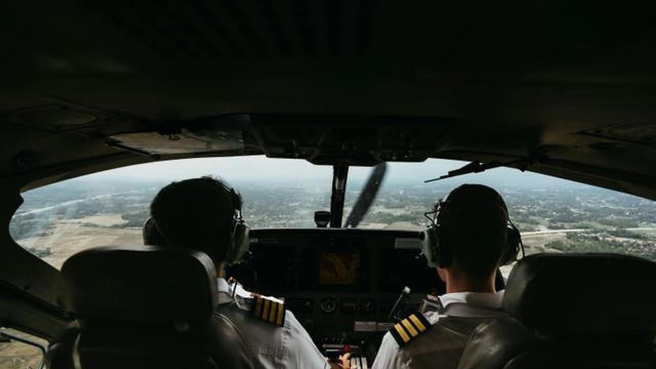 Hantaman Misterius Sebabkan Pilot Terluka, Pendaratan Darurat Berlangsung Mencekam