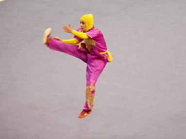 Atlet Wushu dari Iran, Hanieh Rajabi beraksi pada Kejuaraan Dunia Wushu 2015 di Istora, Senayan, Jakarta, Sabtu(14/11/2015). (Bola.com/Nicklas Hanoatubun)