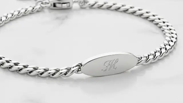 Gelang Rantai Curb Tipis dengan Liontin Oval Ukir Inisial