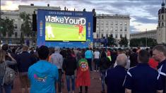 Ekin Gabriel, koresponden bola.com merekam kegiatan para suporter yang menonton di fanzone, di kota Lyon, Prancis.