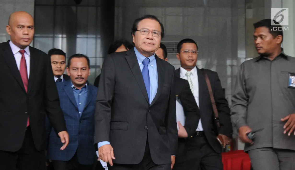 Mantan Menko Kemaritiman Rizal Ramli usai melaporkan dugaan korupsi impor pangan di Gedung KPK, Jakarta, Selasa (23/10). Kuasa hukum Rizal Ramli, Effendi menyebut sudah memberi bukti terkait kerugian negara di impor pangan. (Merdeka.com/Dwi Narwoko)