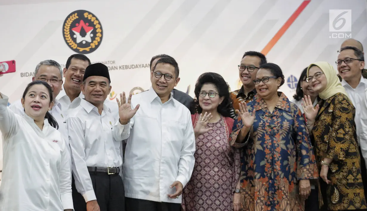 Menko PMK Puan Maharani foto bersama dengan sejumlah menteri terkait usai memimpin Kick Off Meeting Percepatan Pencapaian Sasaran dan Target Bidang Pembangunan Manusia dan Kebudayaan 2019, Jakarta, Senin (11/2). (Liputan6.com/FaizalFanani)