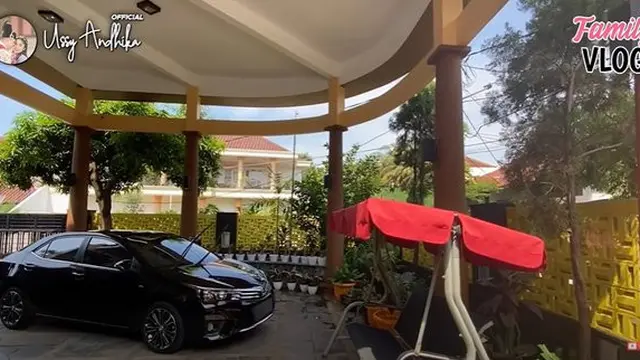 Rumah Orangtua Ussy Sulistiawaty