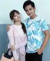 Dalam rangka merayakan Hari Ulang Tahun Indonesia yang ke-71, Cassandra Lee dan Randy Martin ikut lomba makan krupuk. (Nurwahyunan/Bintang.com)