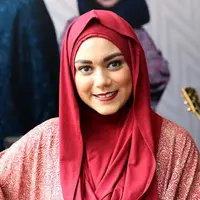 Sementara banyak selebriti beralih pada hijab, Thalita Latif mengaku tak mau ikut-ikutan.