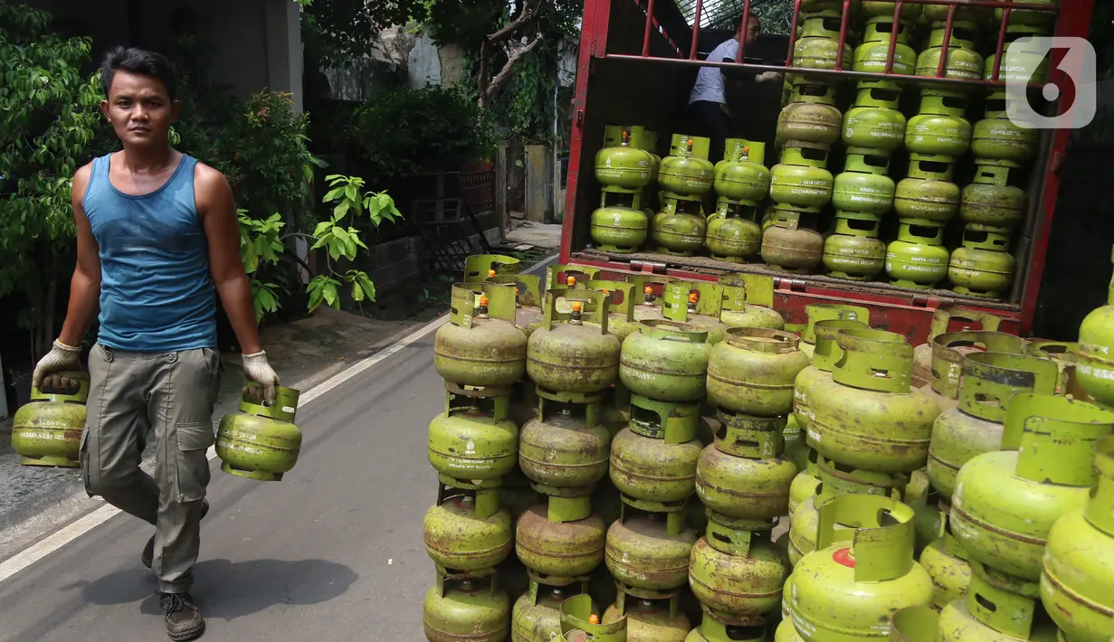 Pekerja membawa tabung gas LPG 3 kilogram (kg) di Jakarta, Rabu (16/12/2020). Kenaikan gas elpiji 3 kg pada 2021 tersebut dengan mempertimbangkan kebutuhan gas yang terus meningkat terutama di masa pandemi Virus Corona. (Liputan6.com/Angga Yuniar)